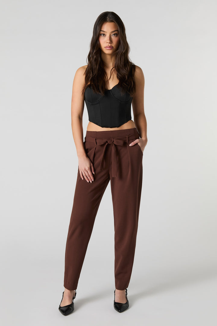 Pantalon habillé en crêpe à ceinture intégrée