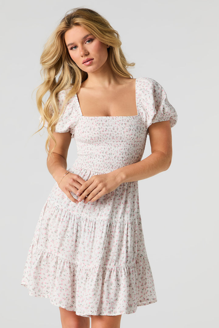 Minirobe volantée fleurie avec manches bouffantes
