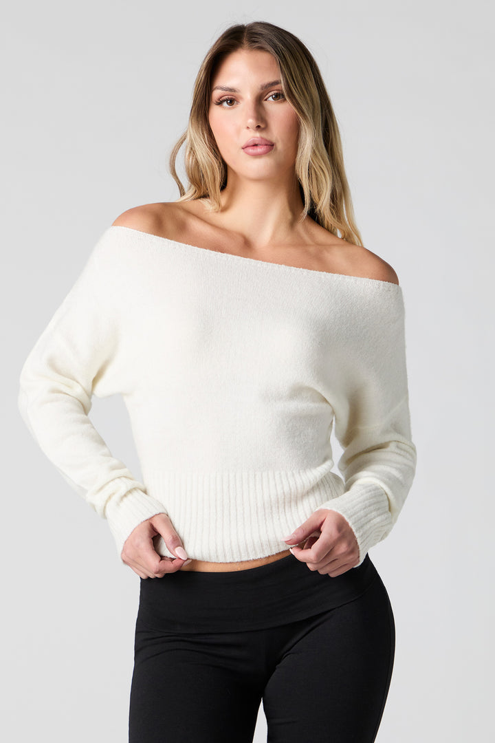 Chandail en tricot pelucheux avec épaules dénudées