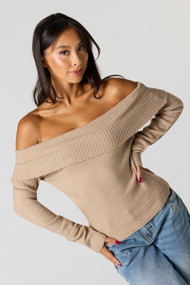 Chandail pelucheux à épaules dénudées