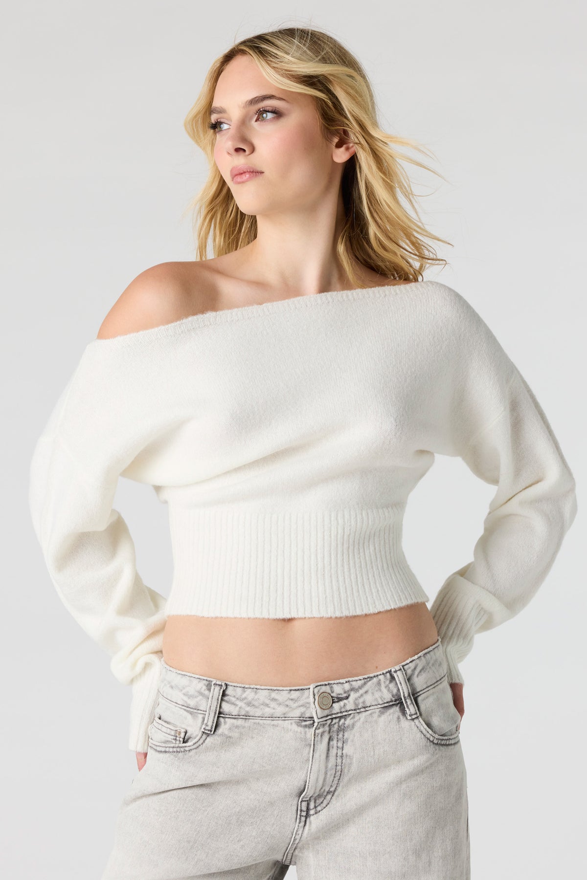 Vue alternative 13. Chandail à col bateau en tricot pelucheux