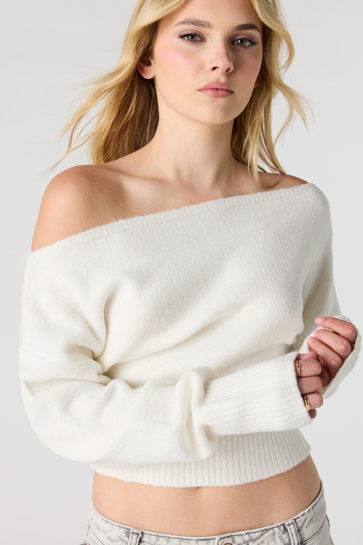 Vue alternative 16. Chandail à col bateau en tricot pelucheux