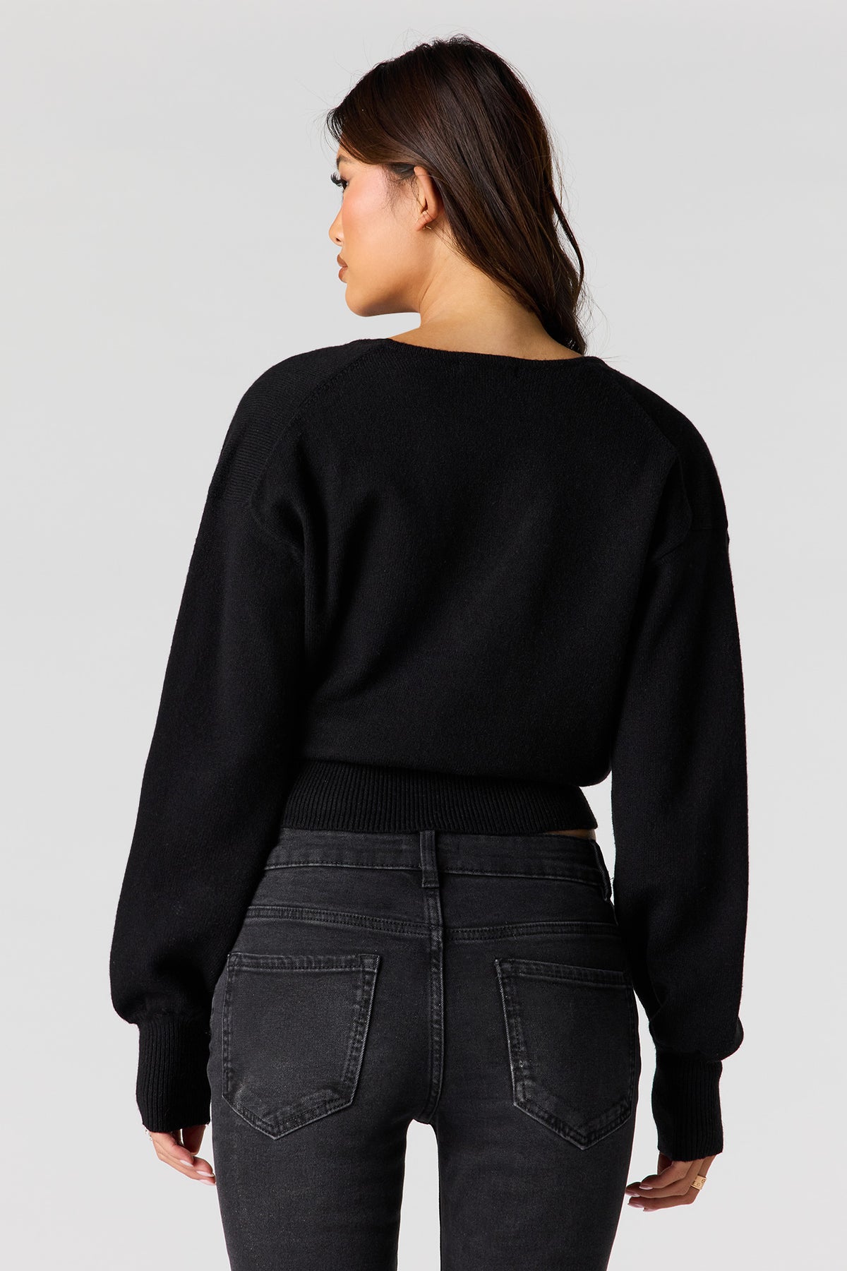 Vue alternative 2. Haut croisé en tricot à manches longues avec encolure en V