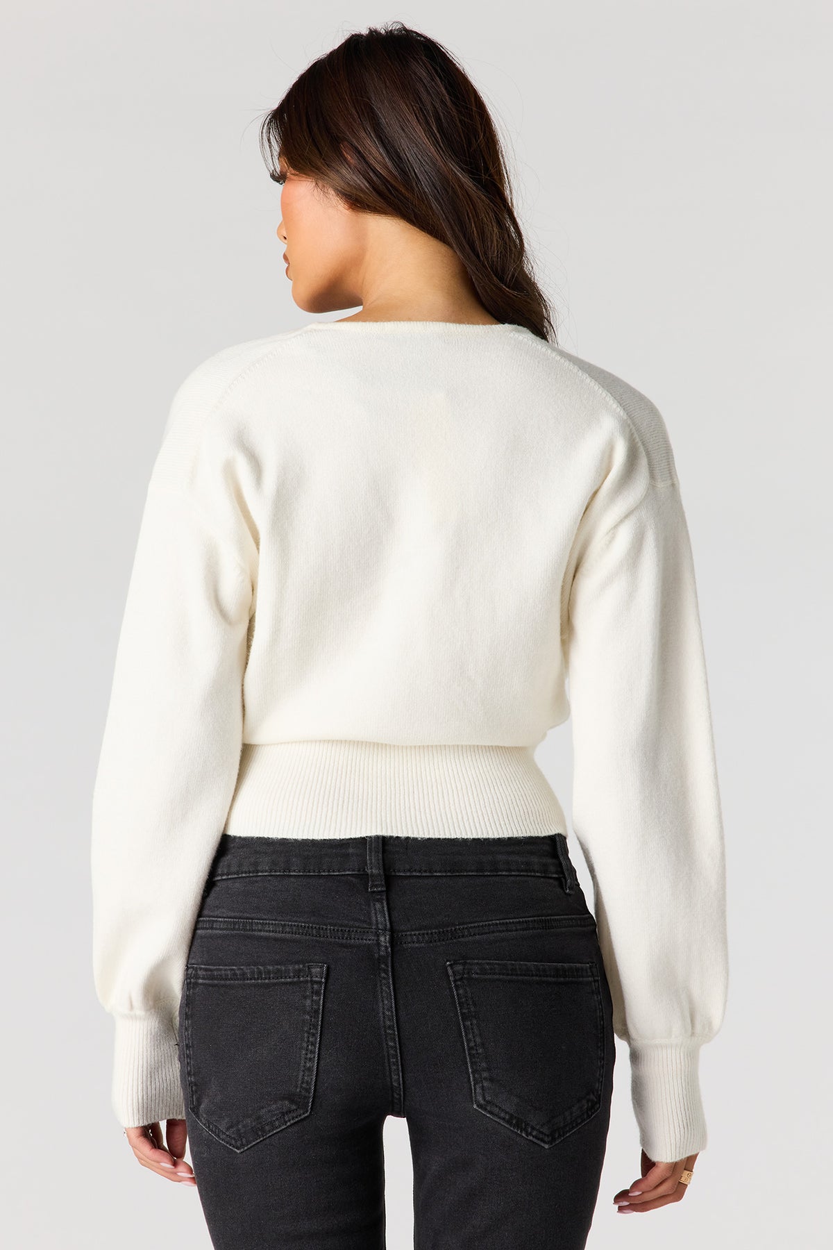 Vue alternative 2. Haut croisé en tricot à manches longues avec encolure en V