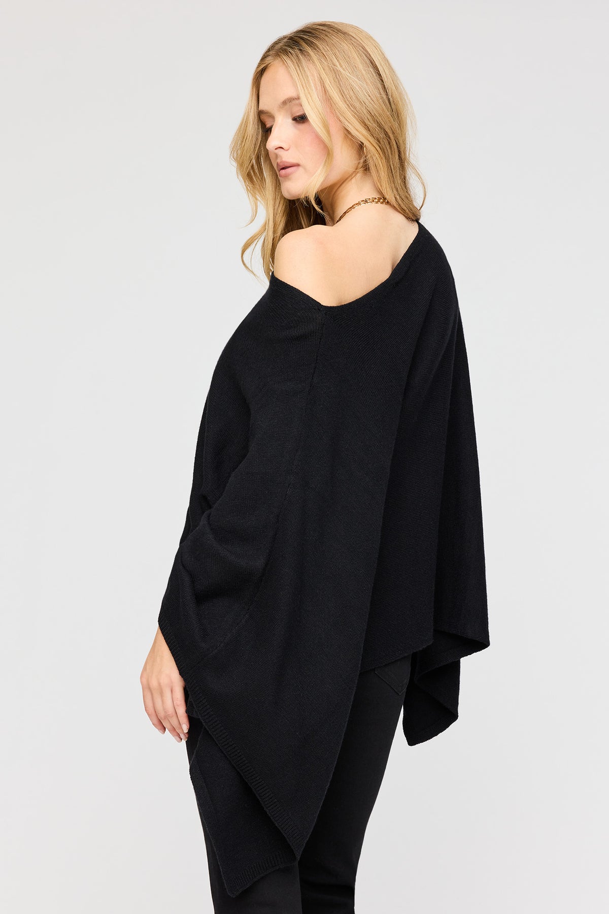 Vue alternative 2. Poncho à col bateau en tricot