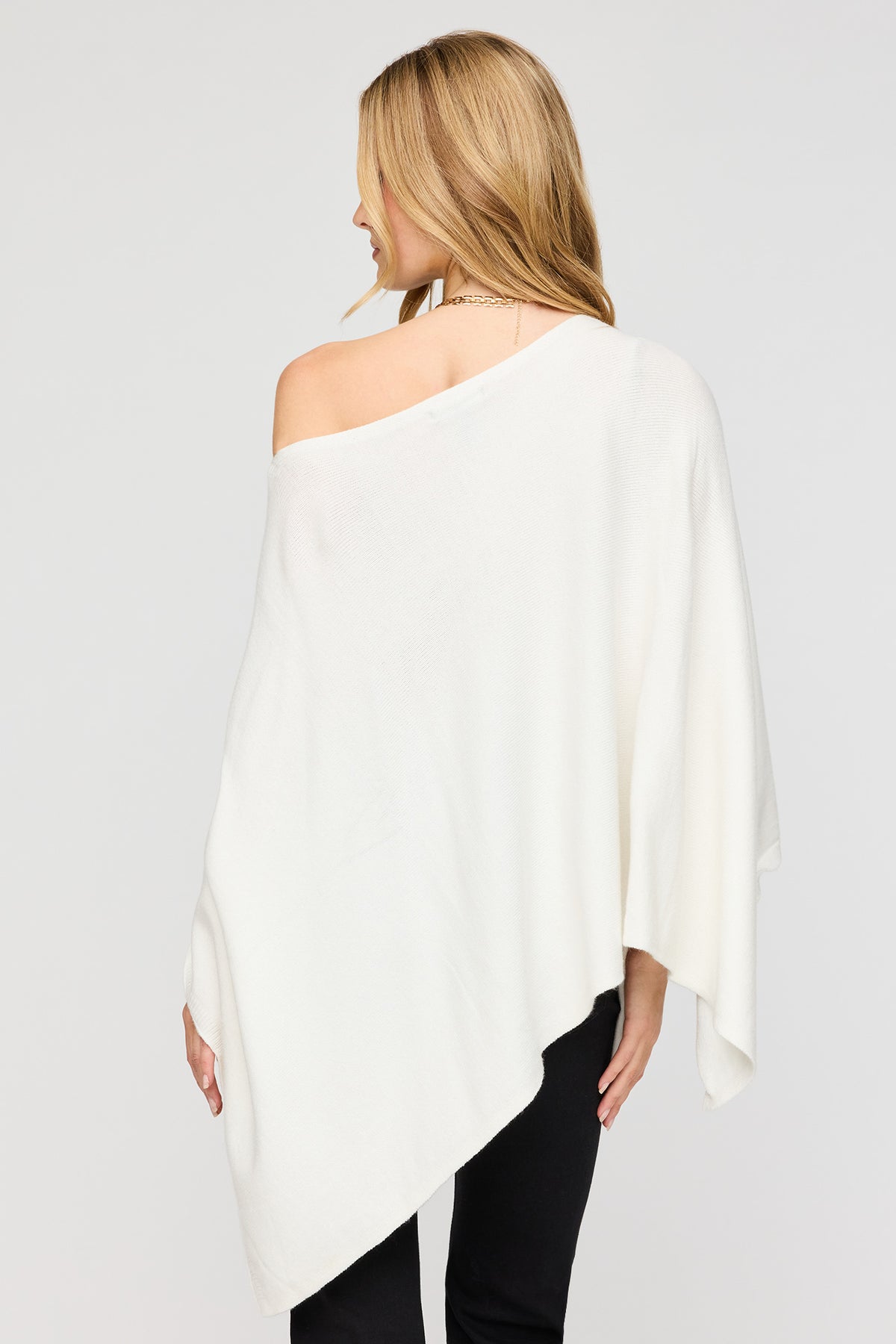 Vue alternative 2. Poncho à col bateau en tricot