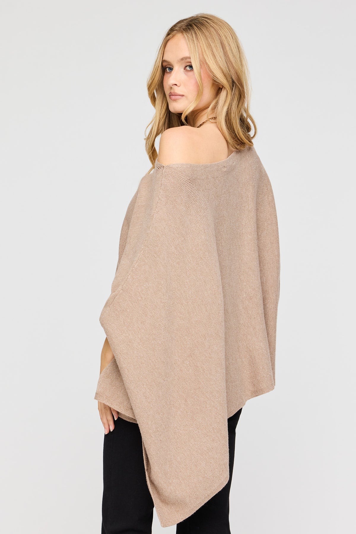 Vue alternative 2. Poncho à col bateau en tricot
