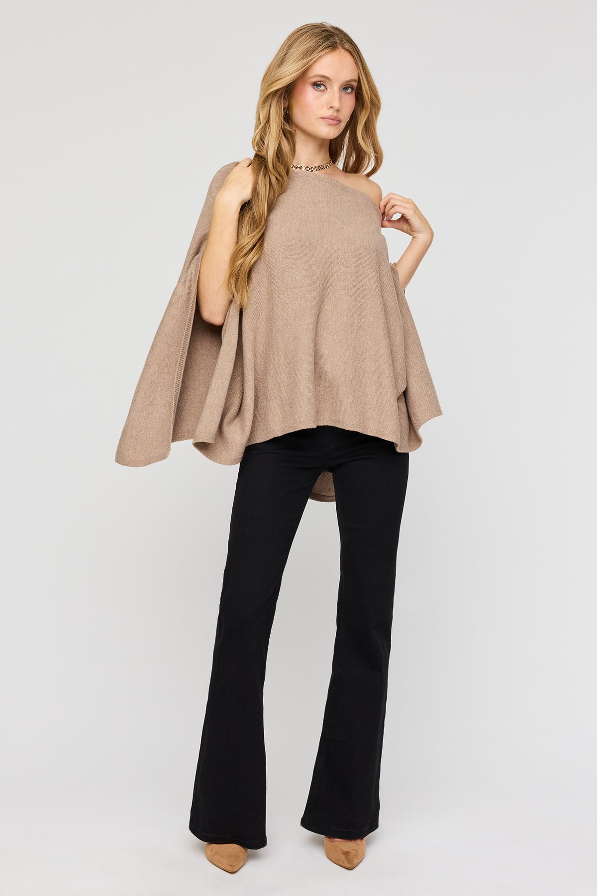 Vue alternative 3. Poncho à col bateau en tricot