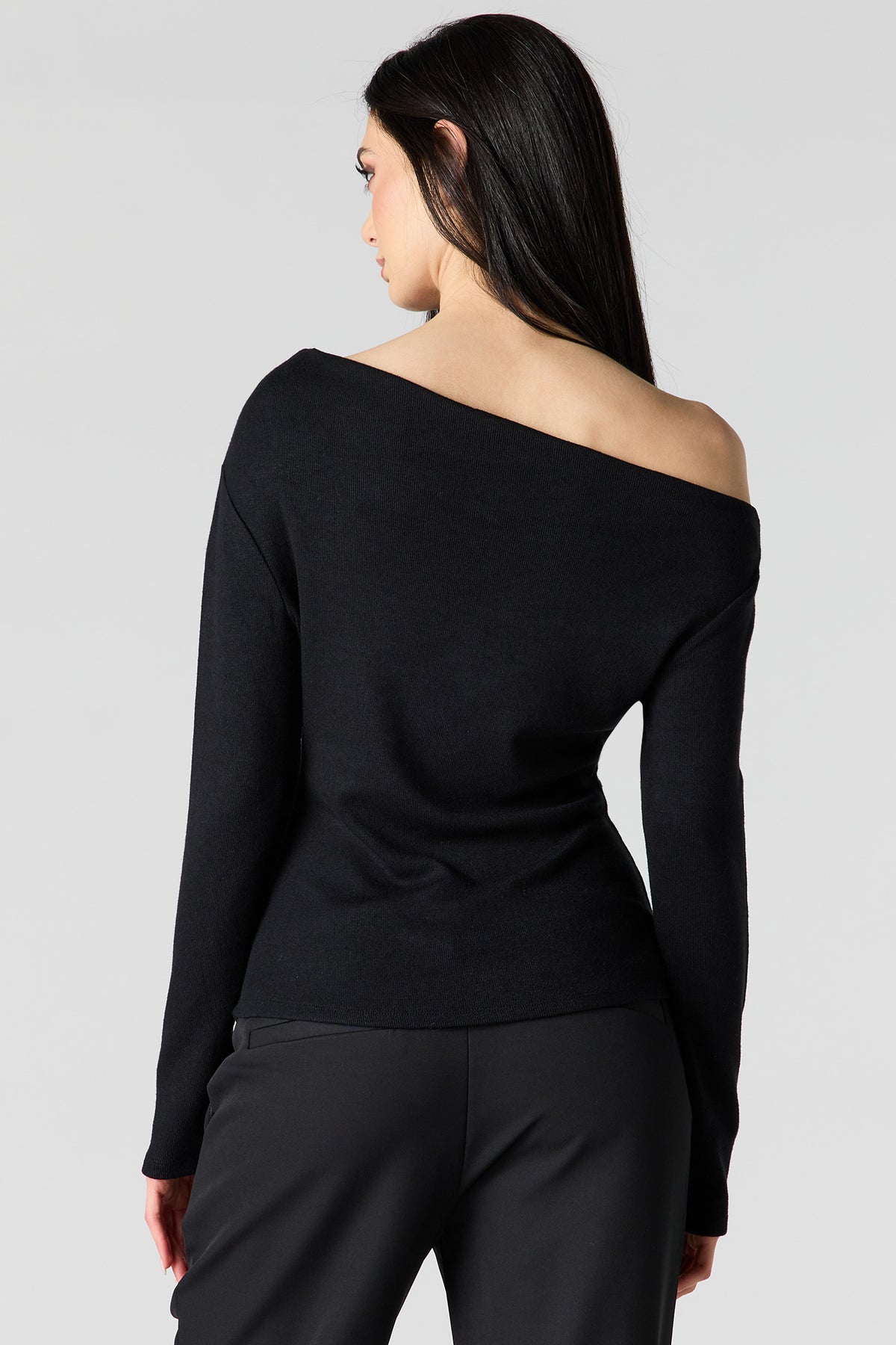 Vue alternative 2. Haut asymétrique en tricot à épaules dénudées