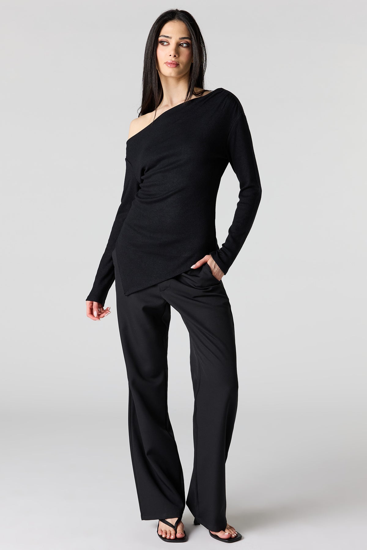 Vue alternative 3. Haut asymétrique en tricot à épaules dénudées