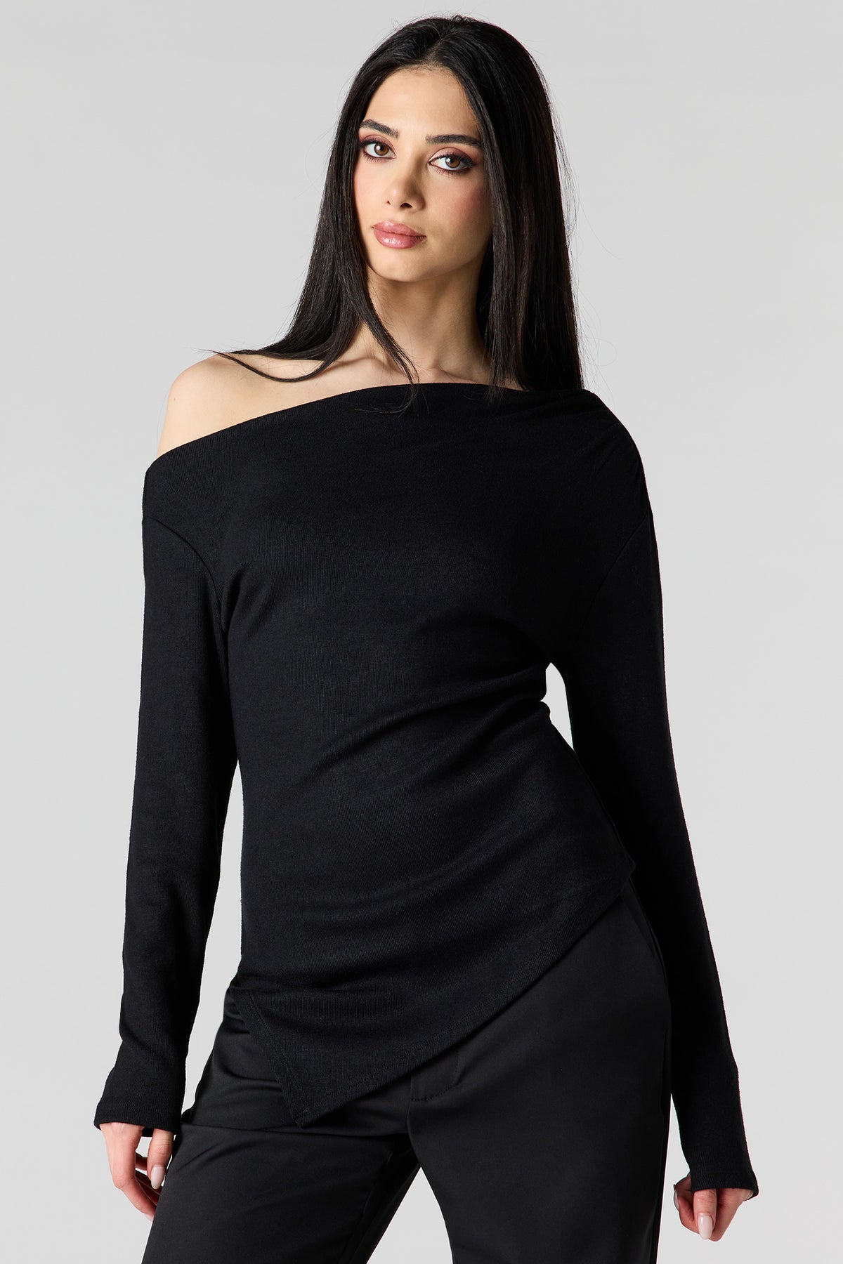 Haut asymétrique en tricot à épaules dénudées