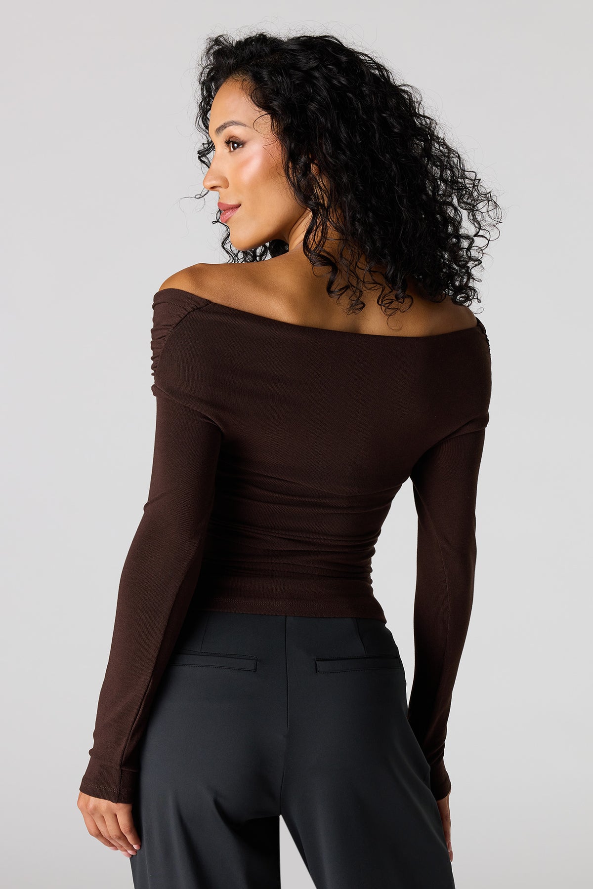 Vue alternative 2. Haut ruché à surplis avec épaules dénudées