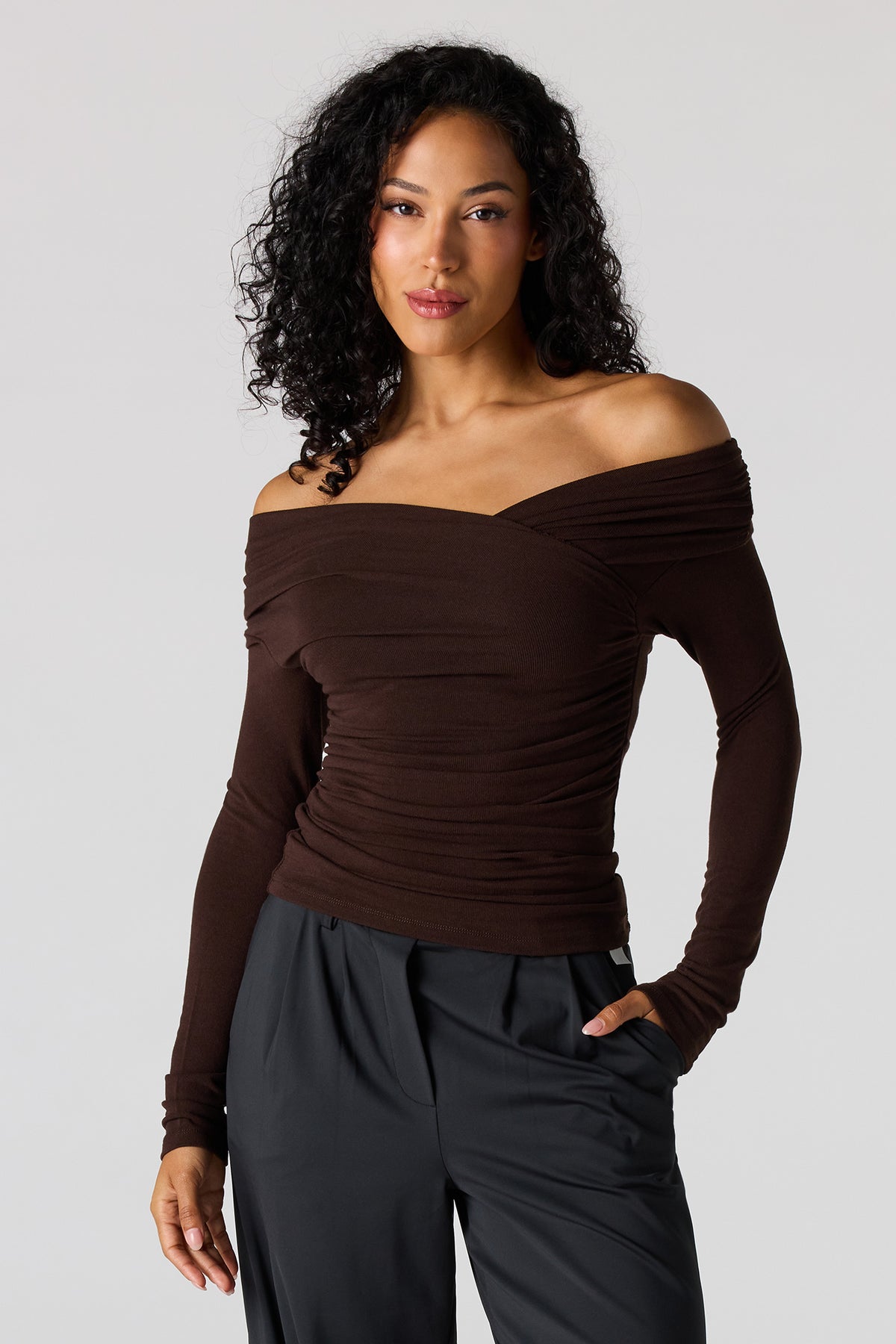 Vue alternative 4. Haut ruché à surplis avec épaules dénudées