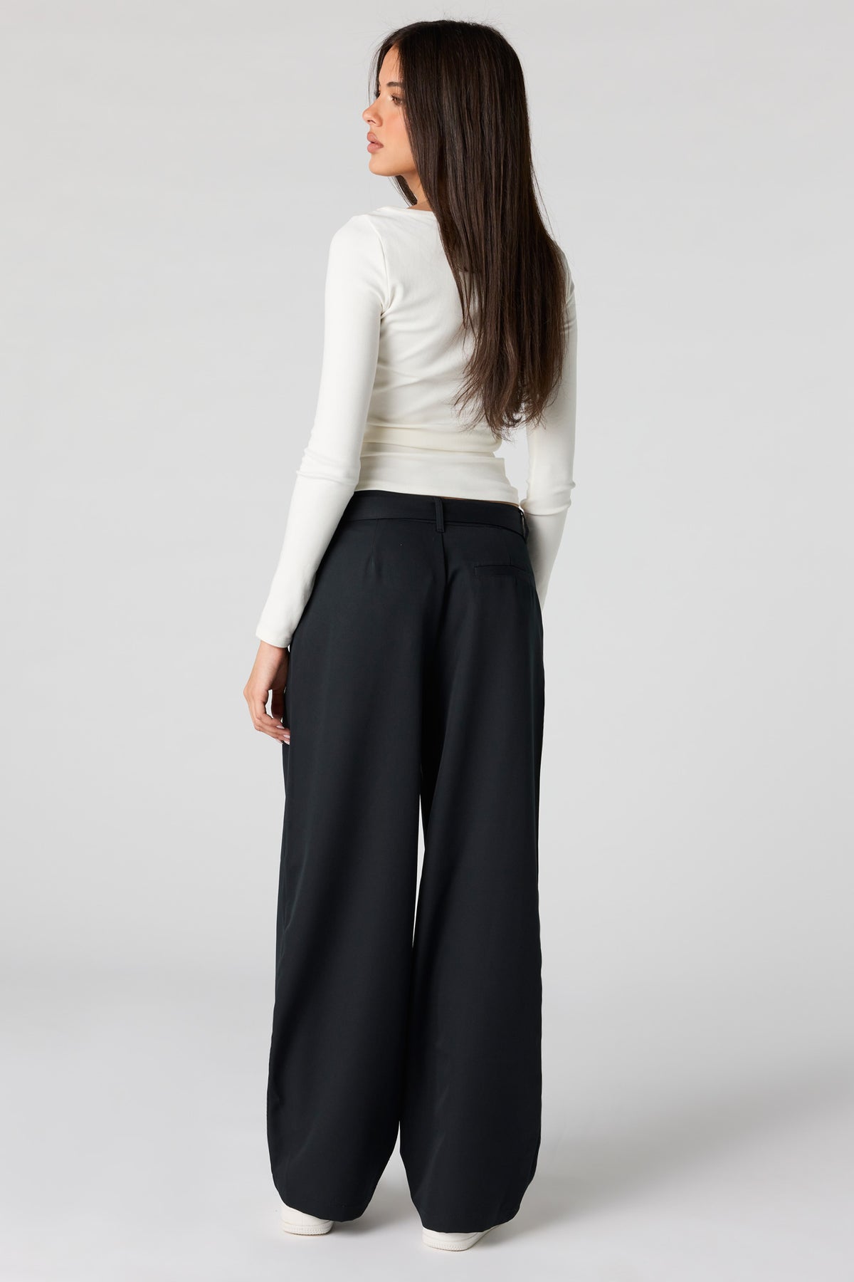 Vue alternative 3. Pantalon habillé à jambe large avec ceinture
