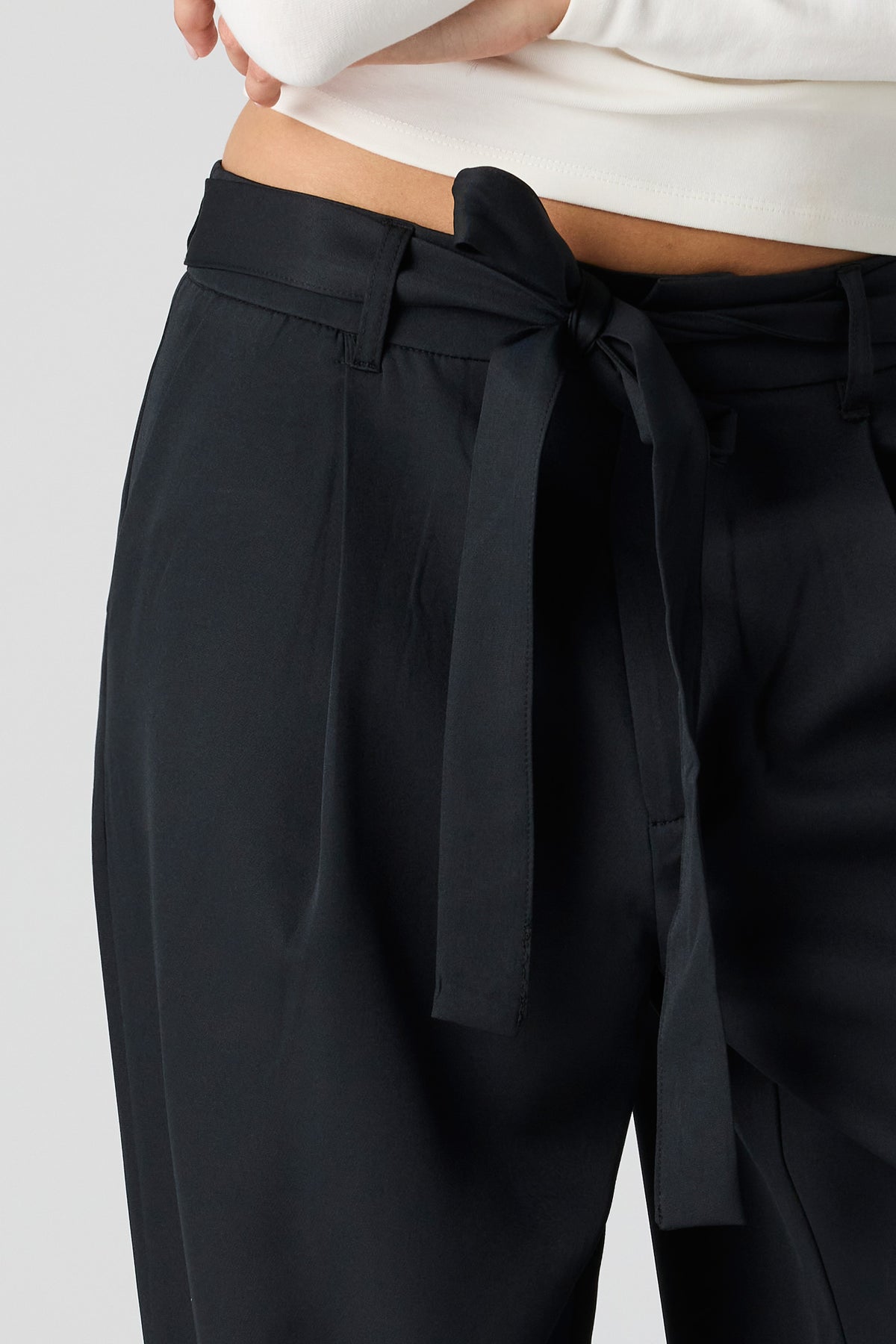 Vue alternative 4. Pantalon habillé à jambe large avec ceinture