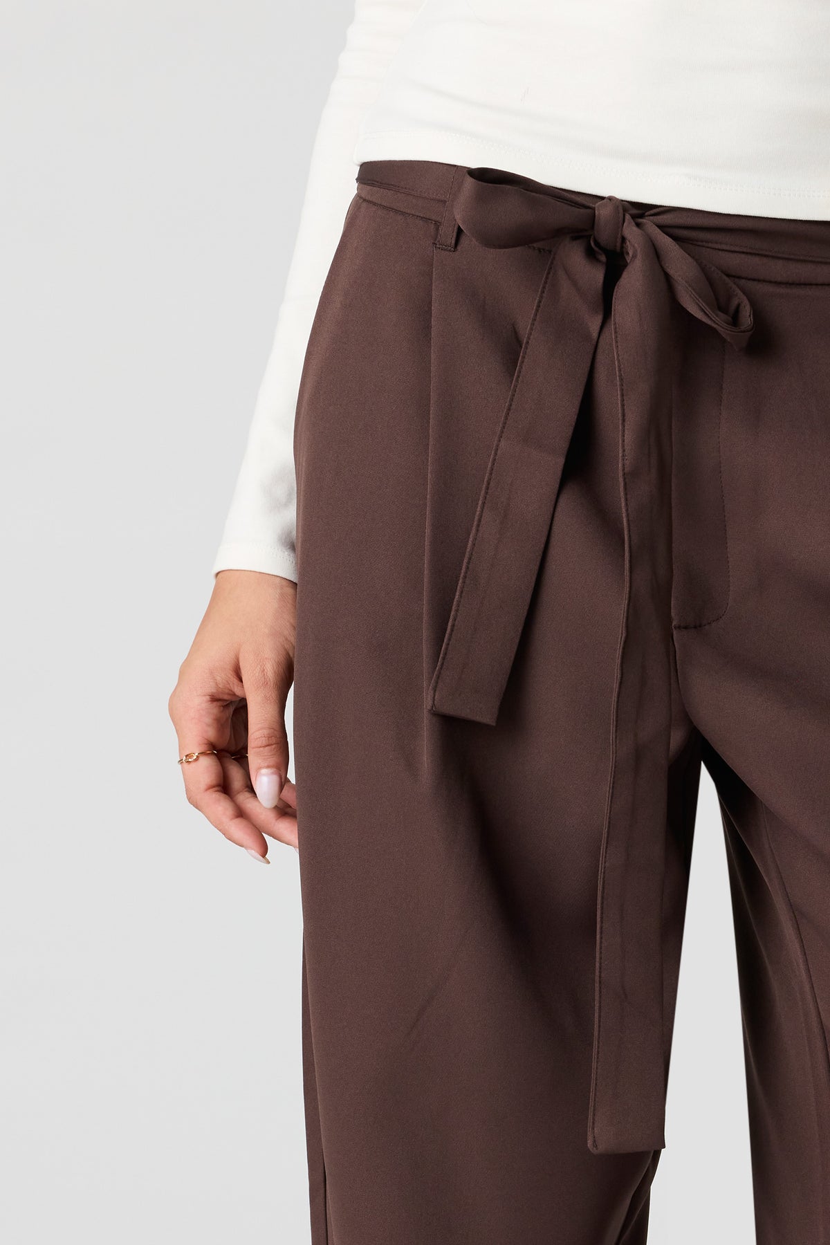Vue alternative 4. Pantalon habillé à jambe large avec ceinture