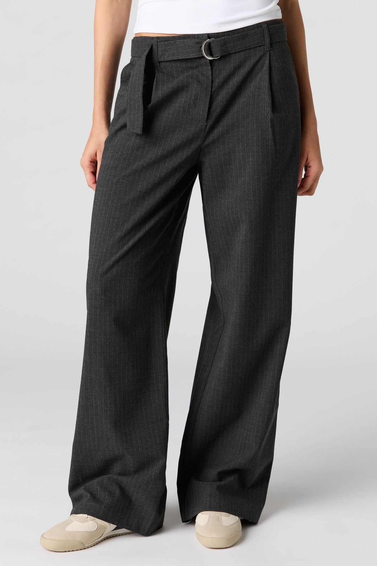 Vue alternative 2. Pantalon habillé à jambe droite avec ceinture