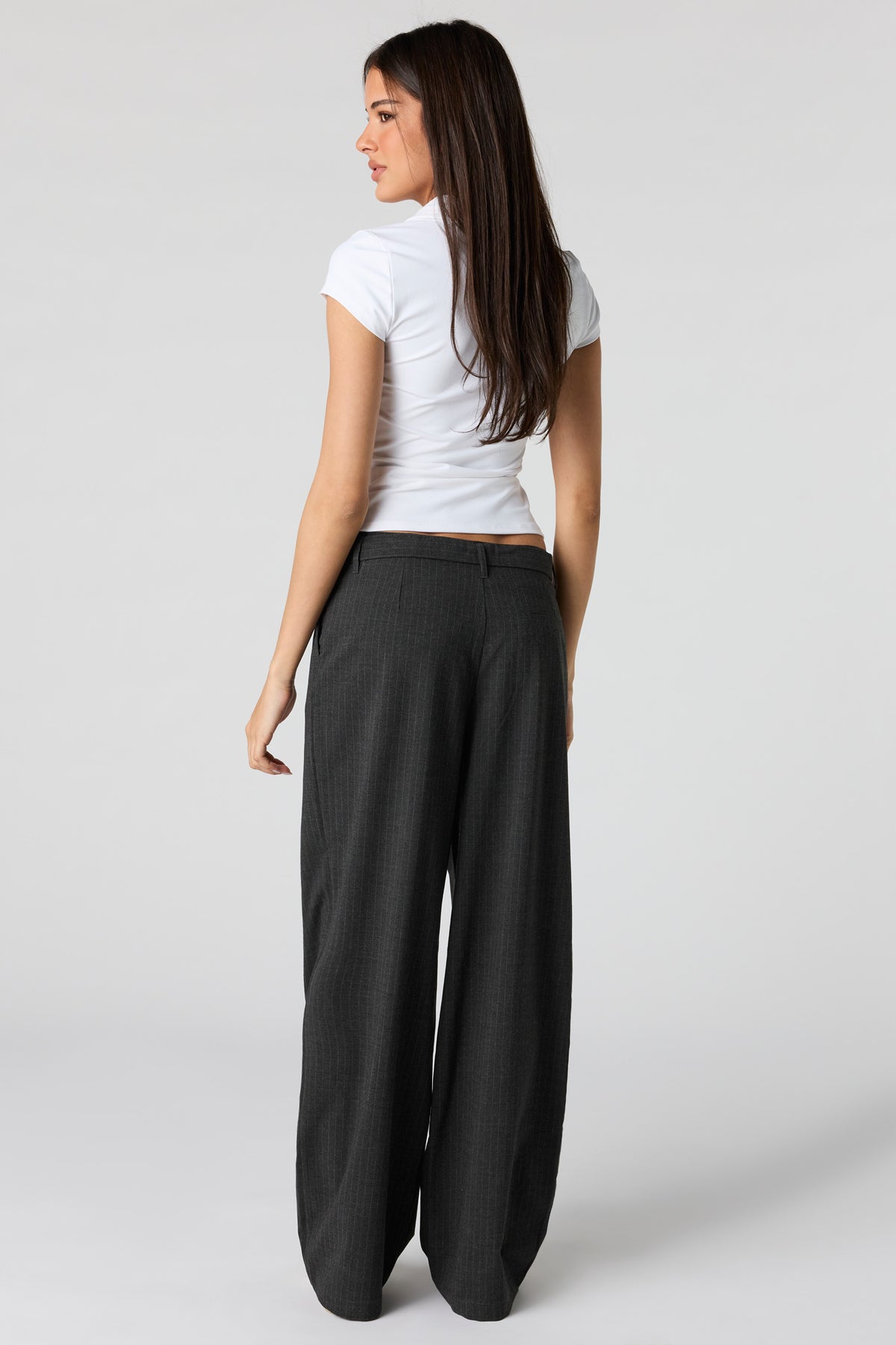 Vue alternative 3. Pantalon habillé à jambe droite avec ceinture