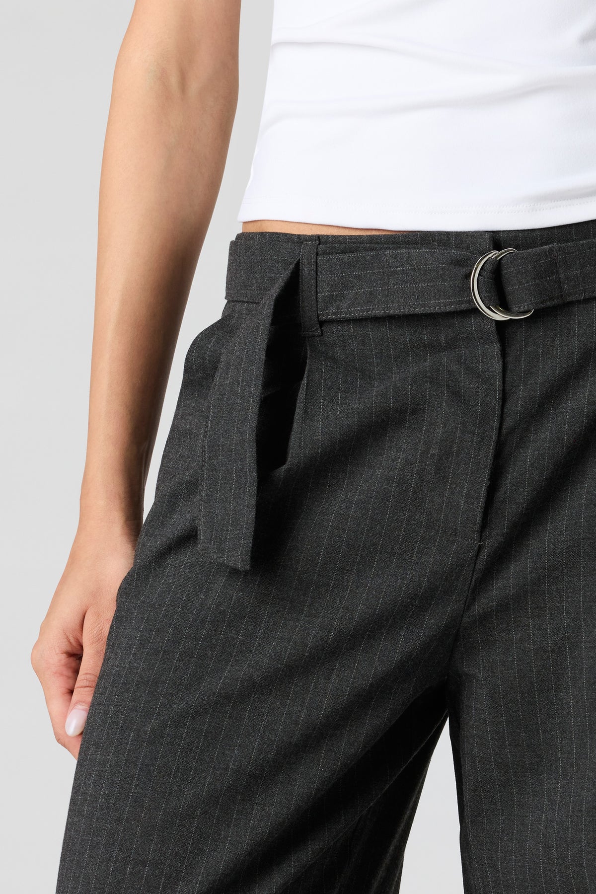 Vue alternative 4. Pantalon habillé à jambe droite avec ceinture
