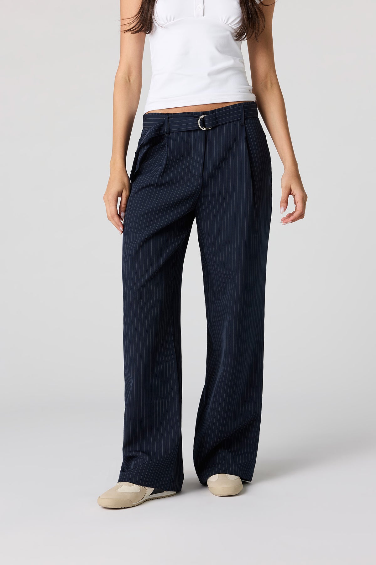 Vue alternative 2. Pantalon habillé à jambe droite avec ceinture