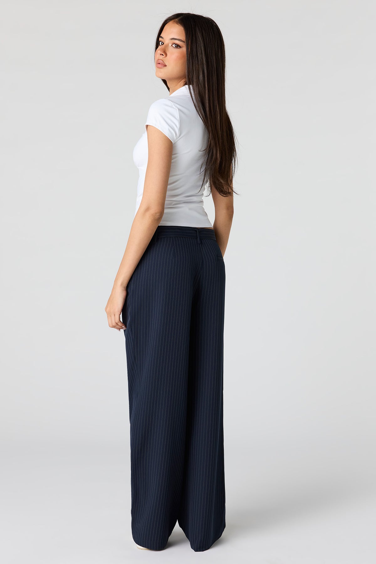 Vue alternative 3. Pantalon habillé à jambe droite avec ceinture