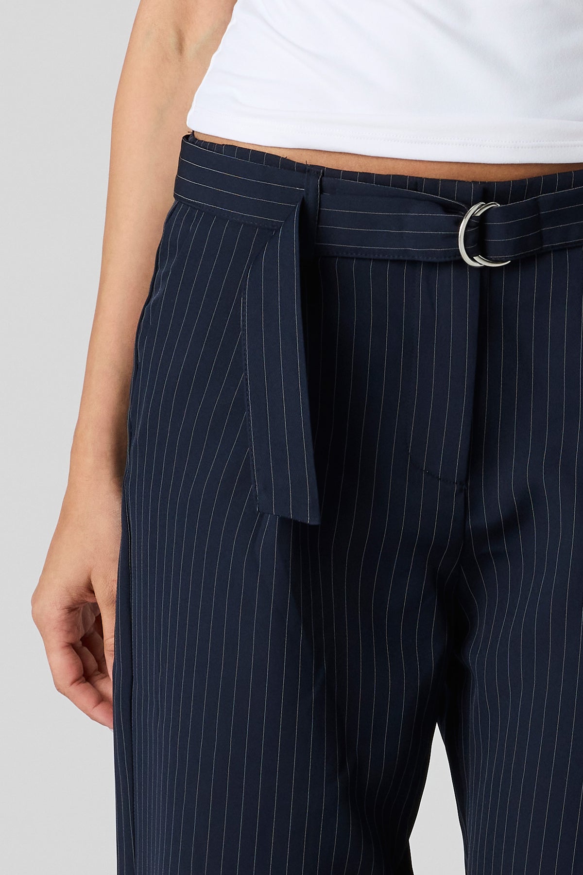 Vue alternative 4. Pantalon habillé à jambe droite avec ceinture