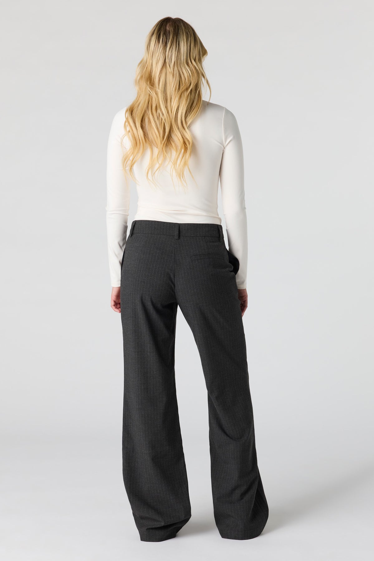 Vue alternative 3. Pantalon habillé à jambe droite