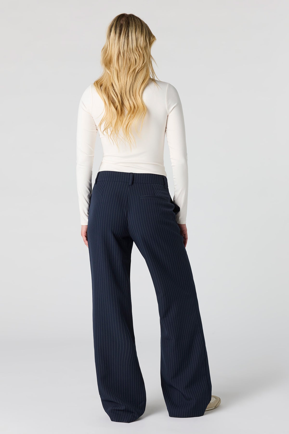 Vue alternative 3. Pantalon habillé à jambe droite