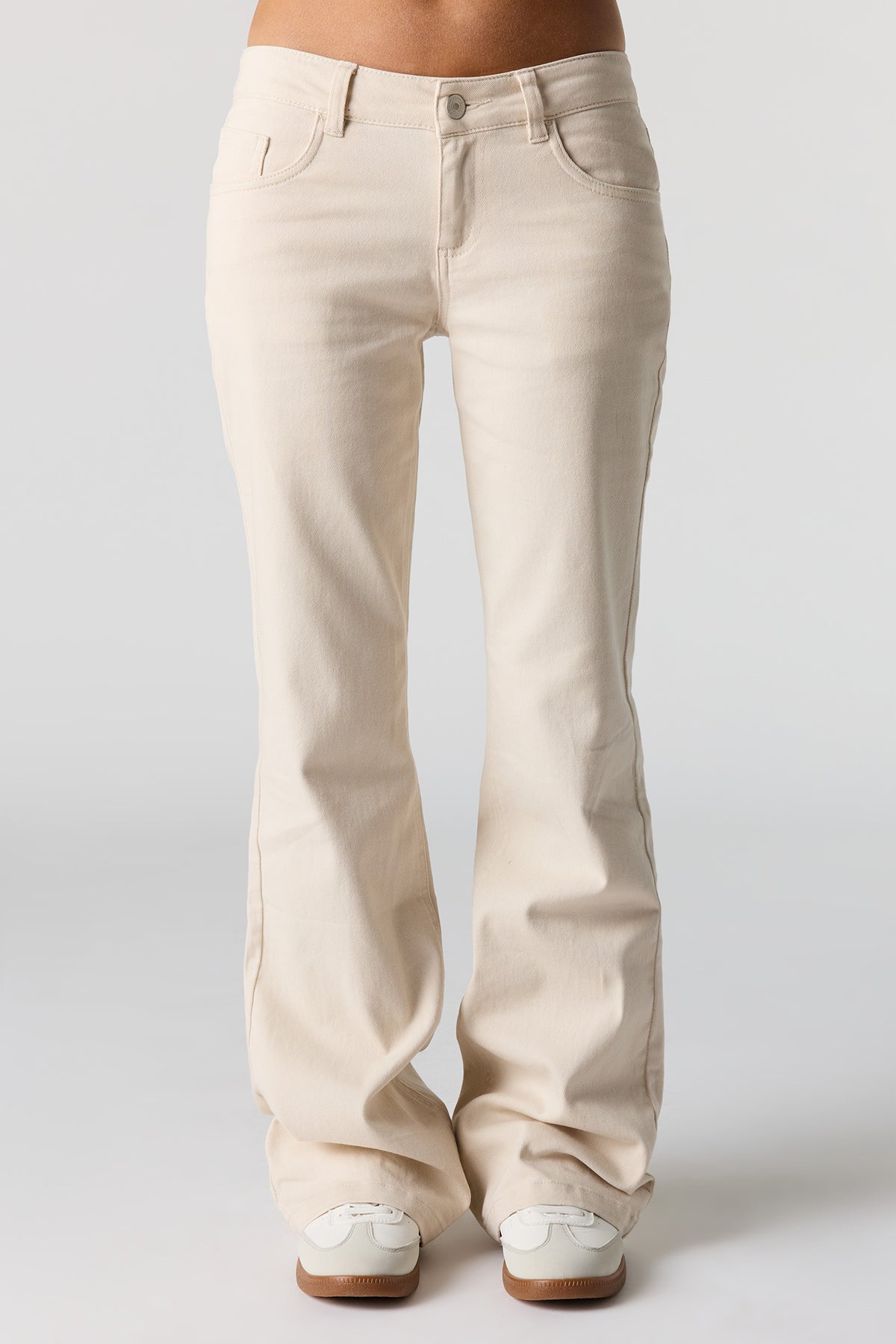 Vue alternative 2. Pantalon à jambe évasée et taille basse