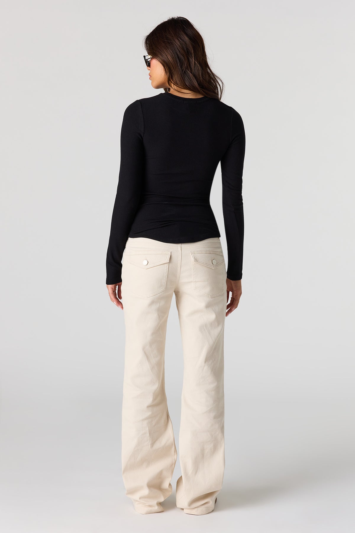 Vue alternative 3. Pantalon à jambe évasée et taille basse