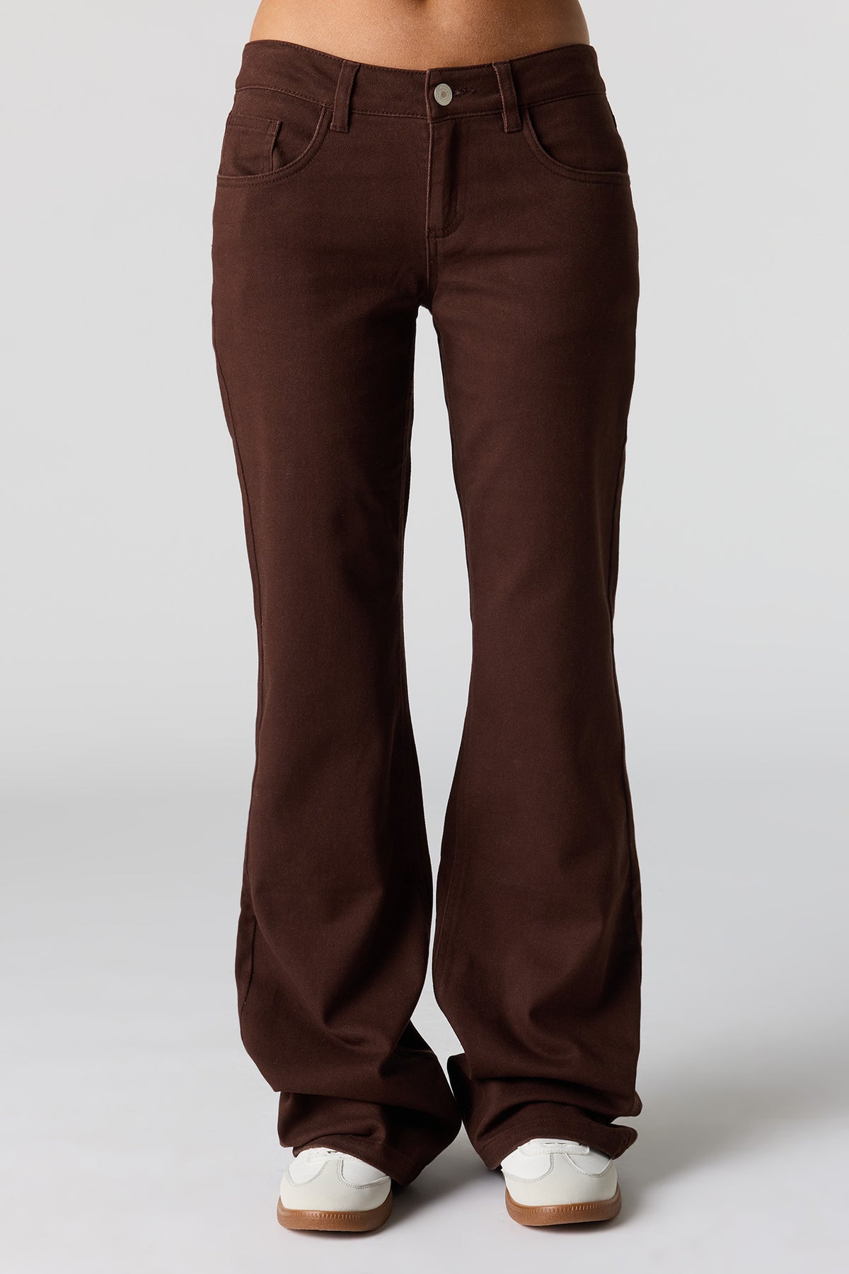Vue alternative 2. Pantalon à jambe évasée et taille basse