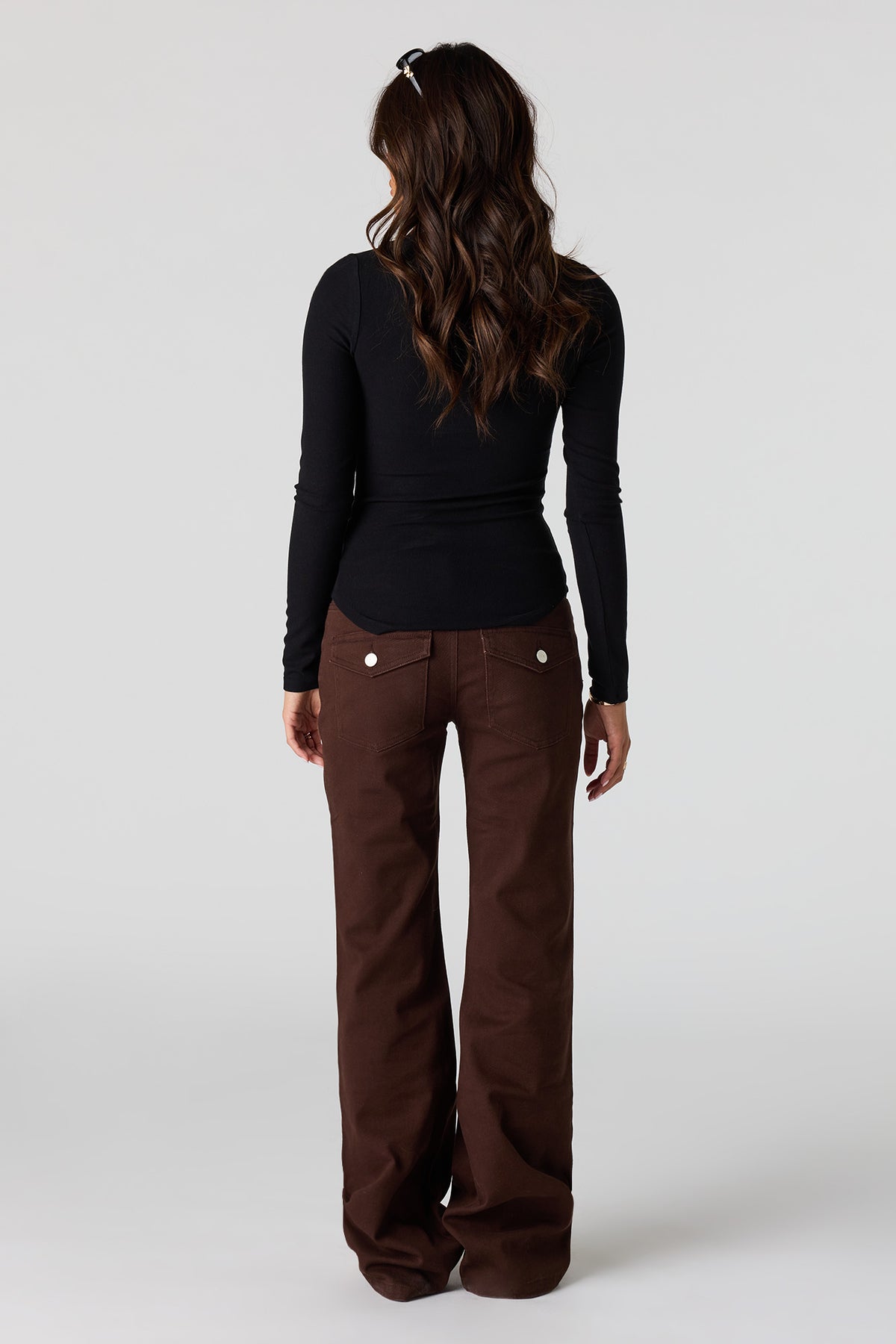 Vue alternative 3. Pantalon à jambe évasée et taille basse