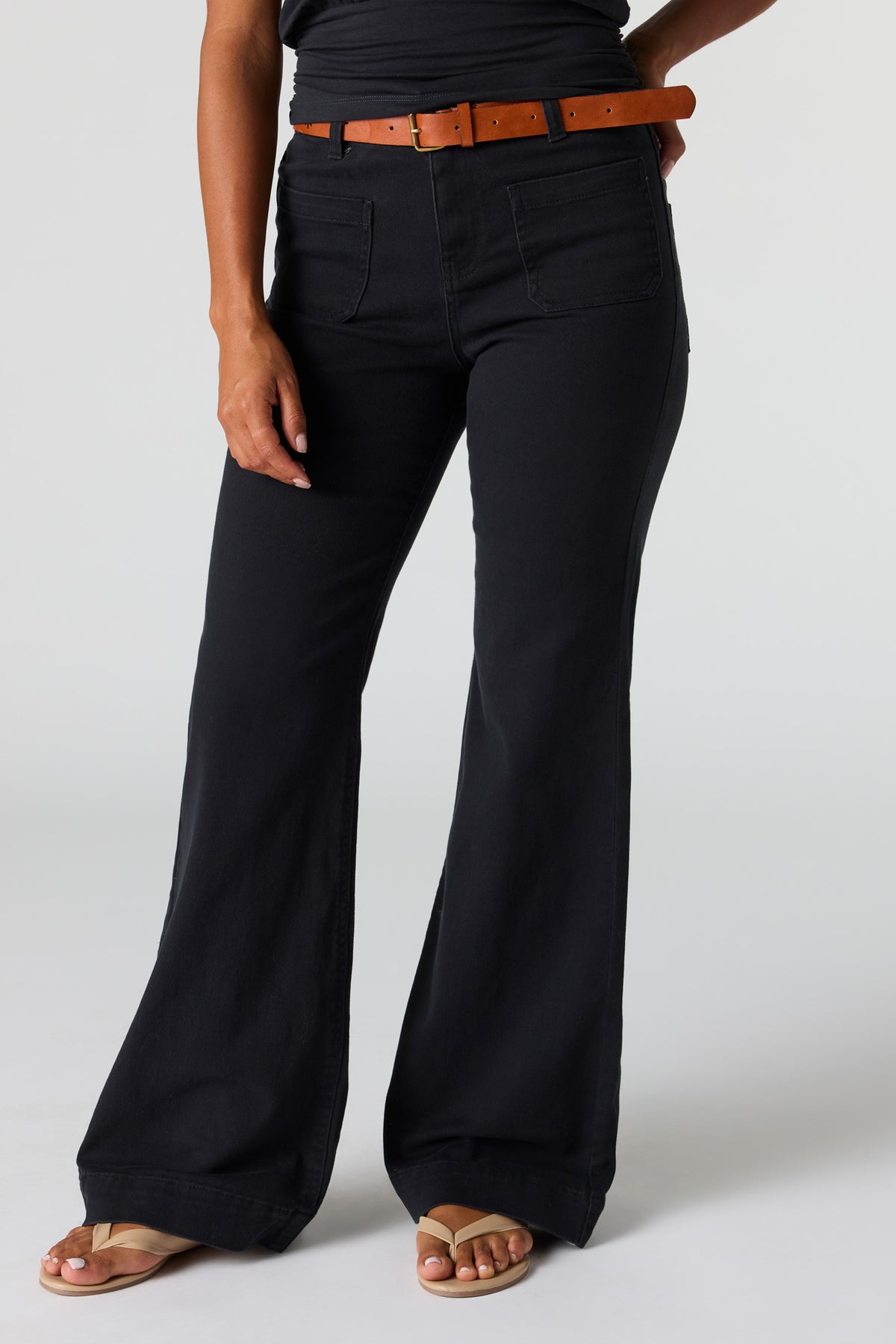 Vue alternative 2. Pantalon à jambe évasée avec ceinture