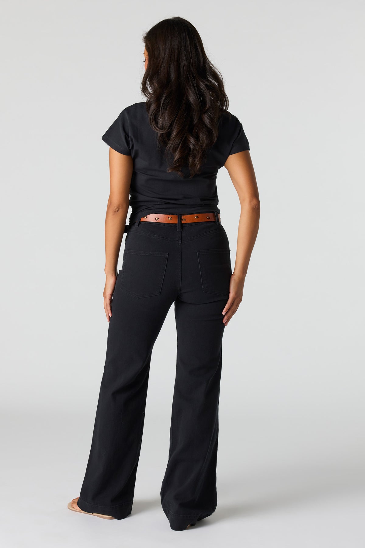 Vue alternative 3. Pantalon à jambe évasée avec ceinture