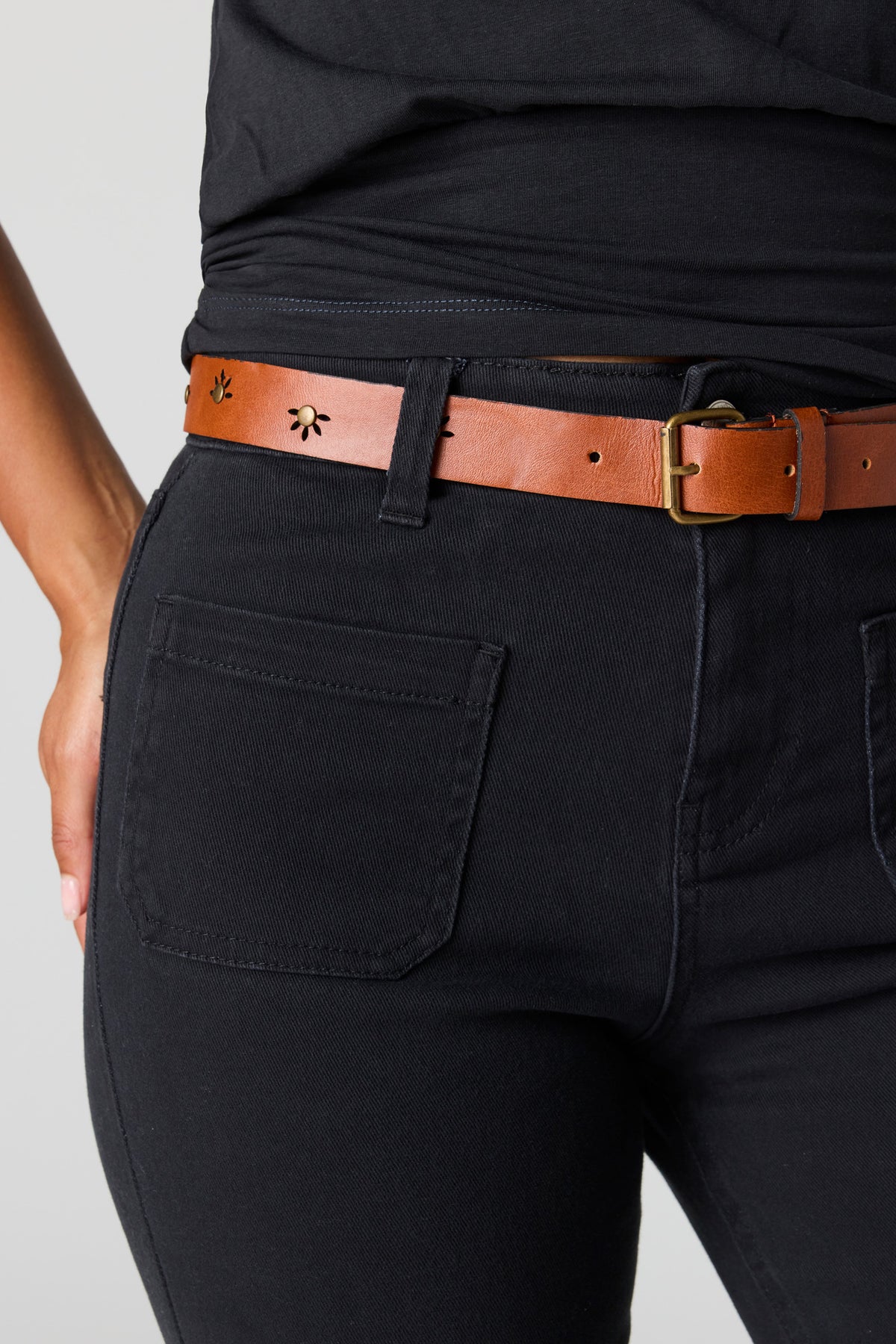Vue alternative 4. Pantalon à jambe évasée avec ceinture