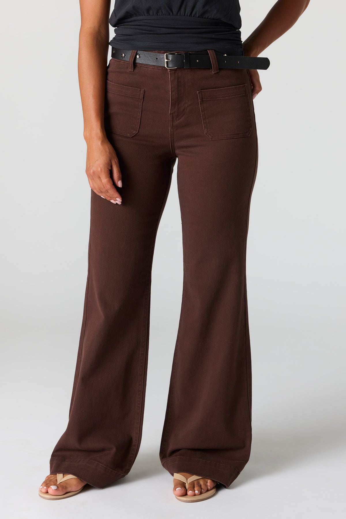 Vue alternative 2. Pantalon à jambe évasée avec ceinture