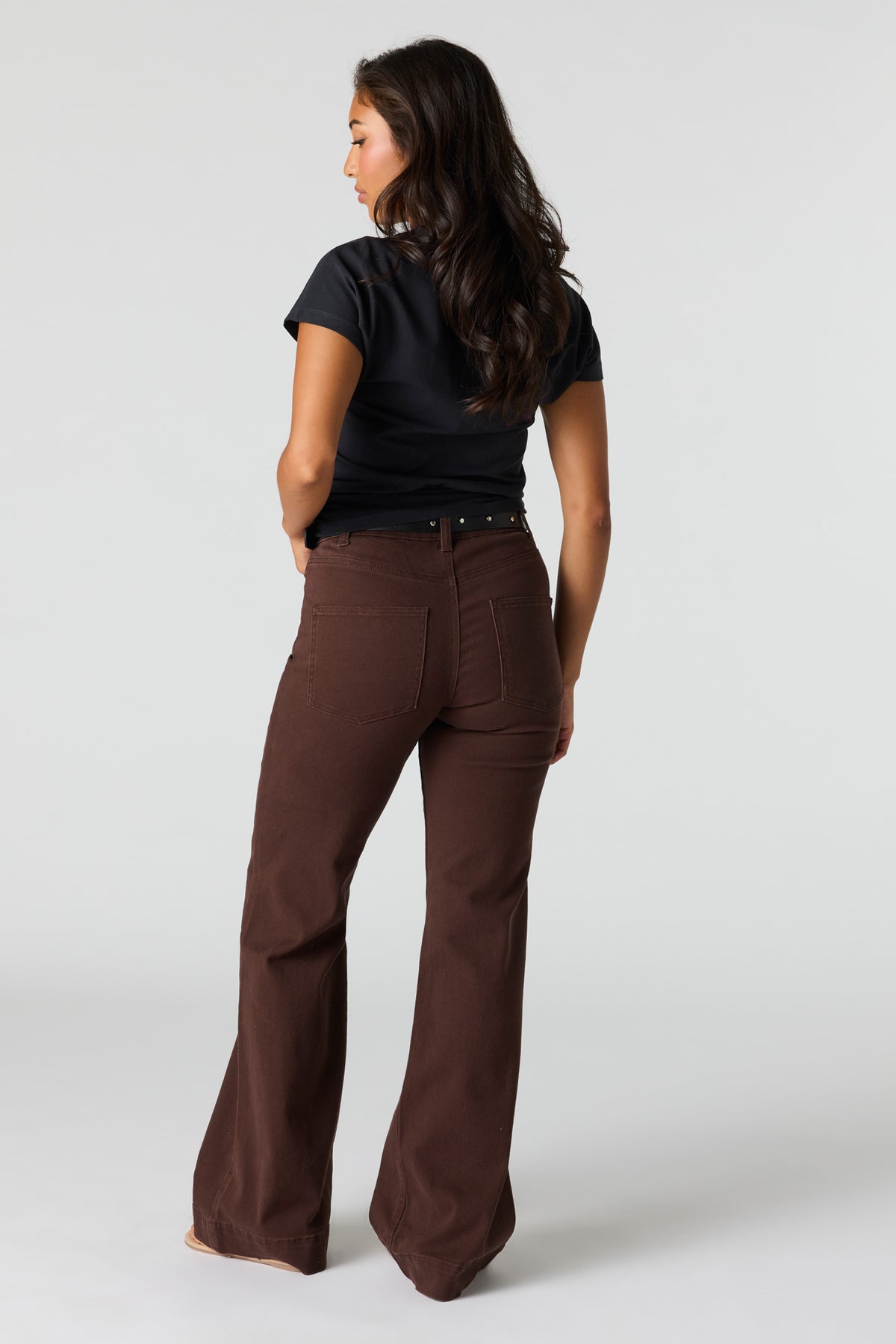 Vue alternative 3. Pantalon à jambe évasée avec ceinture