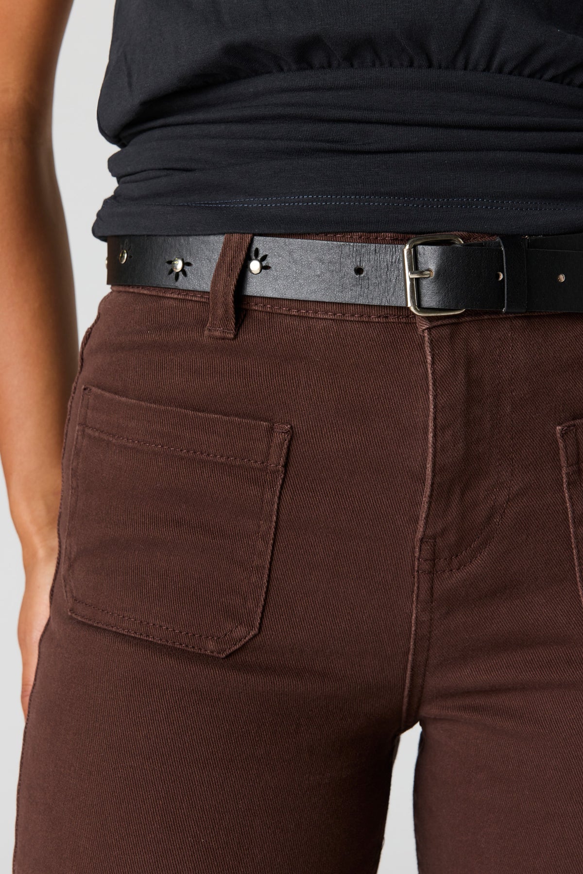 Vue alternative 4. Pantalon à jambe évasée avec ceinture