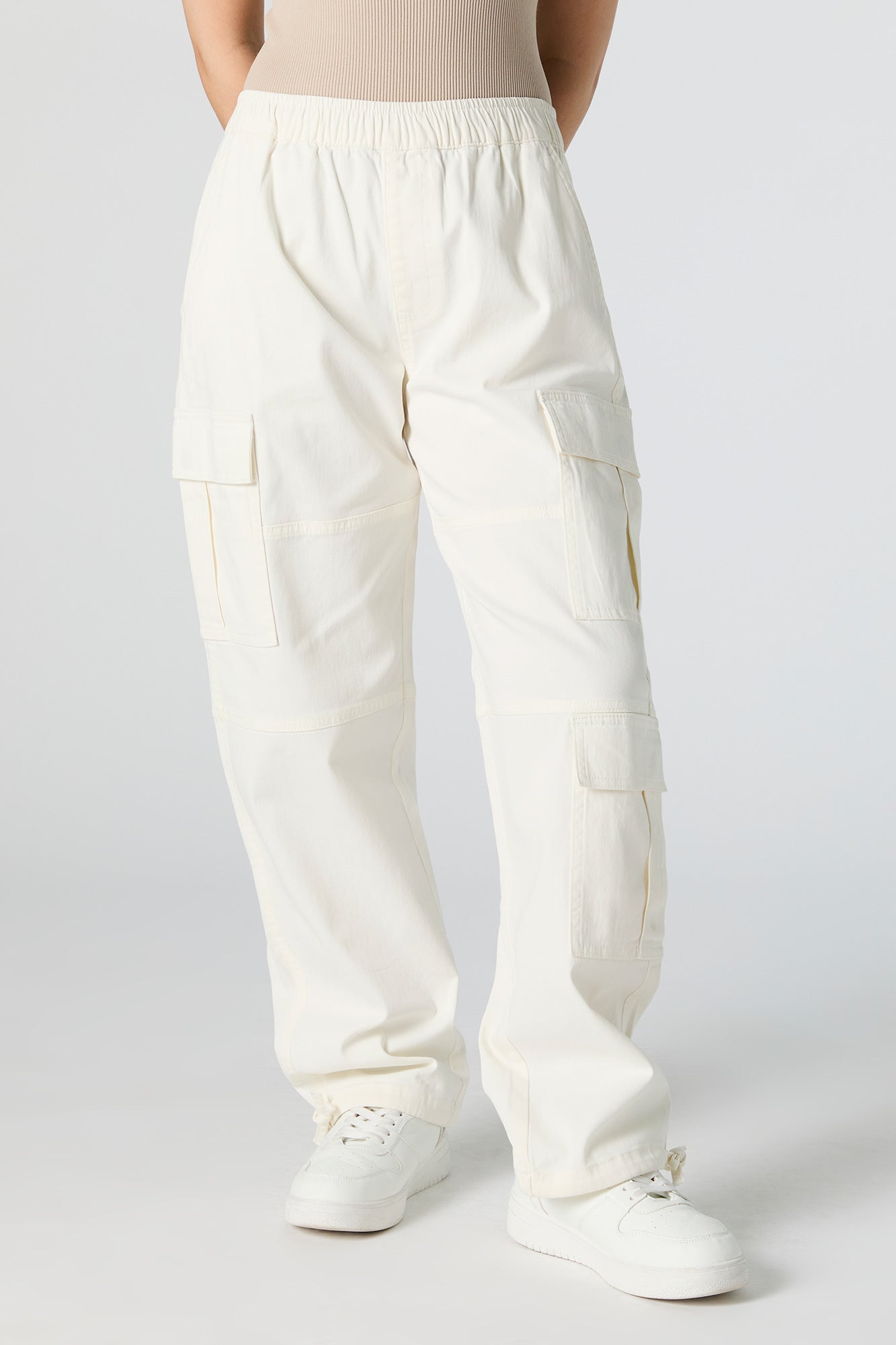 Pantalon cargo avec taille élastique et attaches à l'ourlet