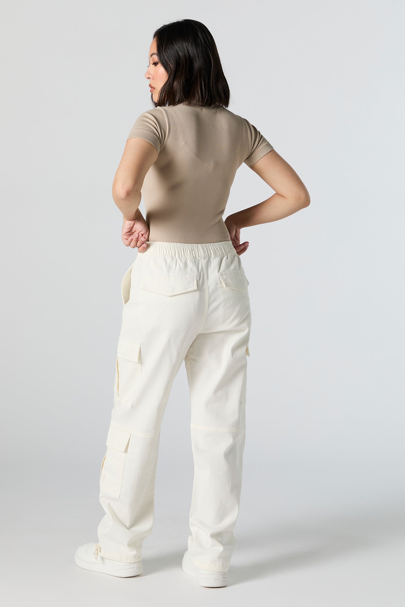 Pantalon cargo avec taille élastique et attaches à l'ourlet