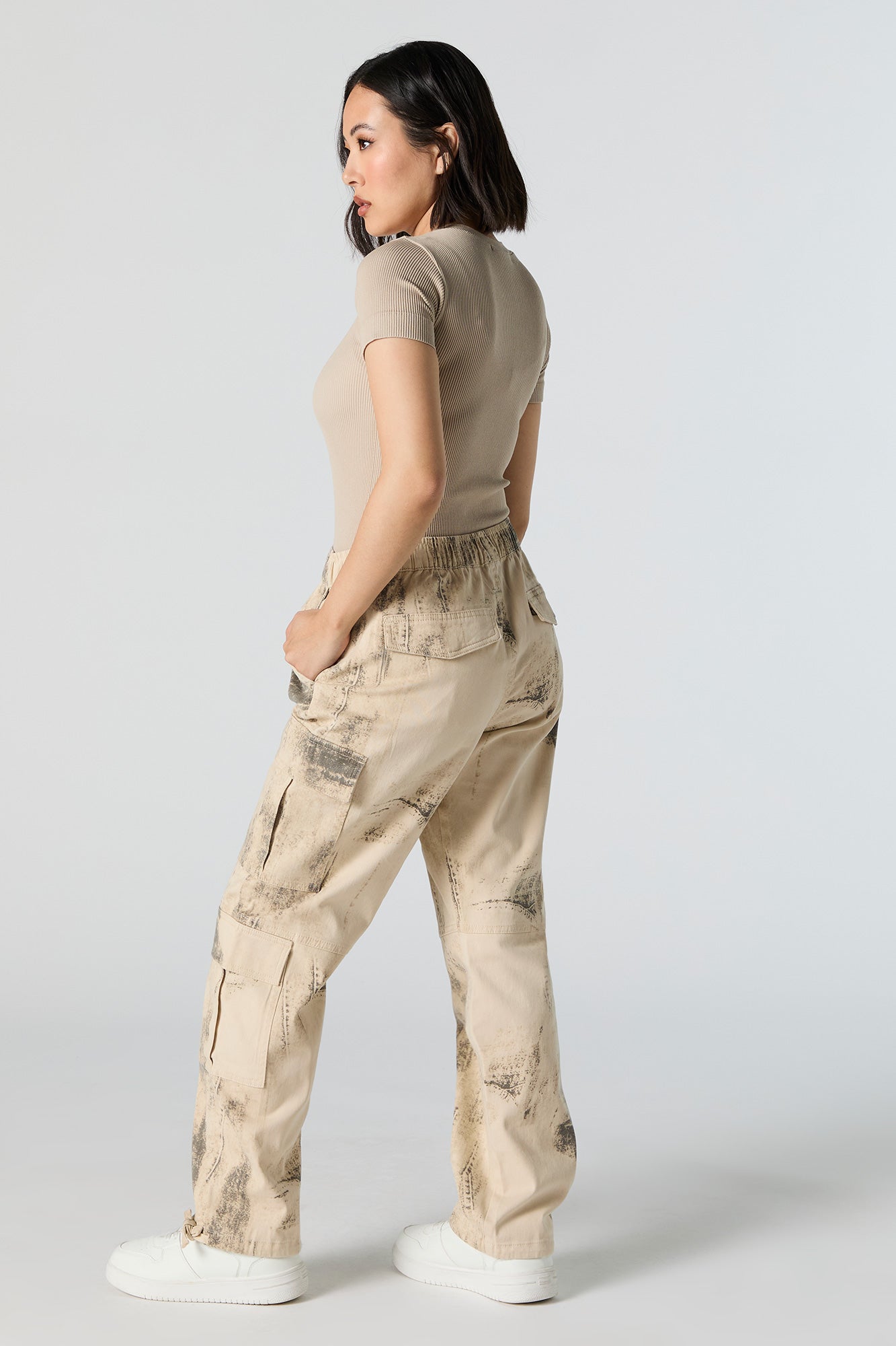 Pantalon cargo imprimé avec taille élastique et attaches à l'ourlet