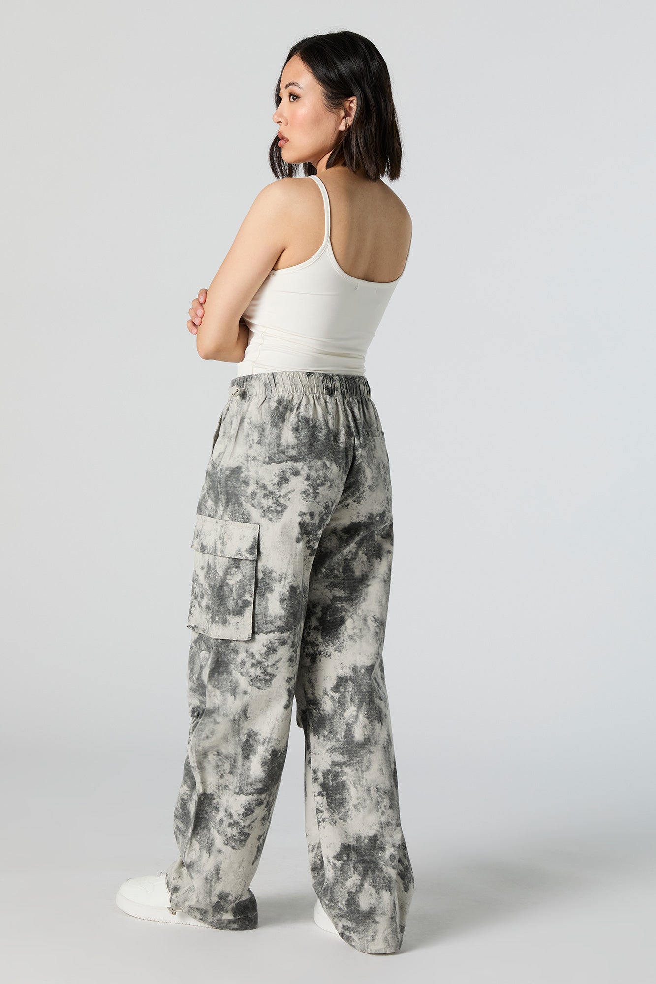 Pantalon cargo noué-teint avec barillets à l'ourlet