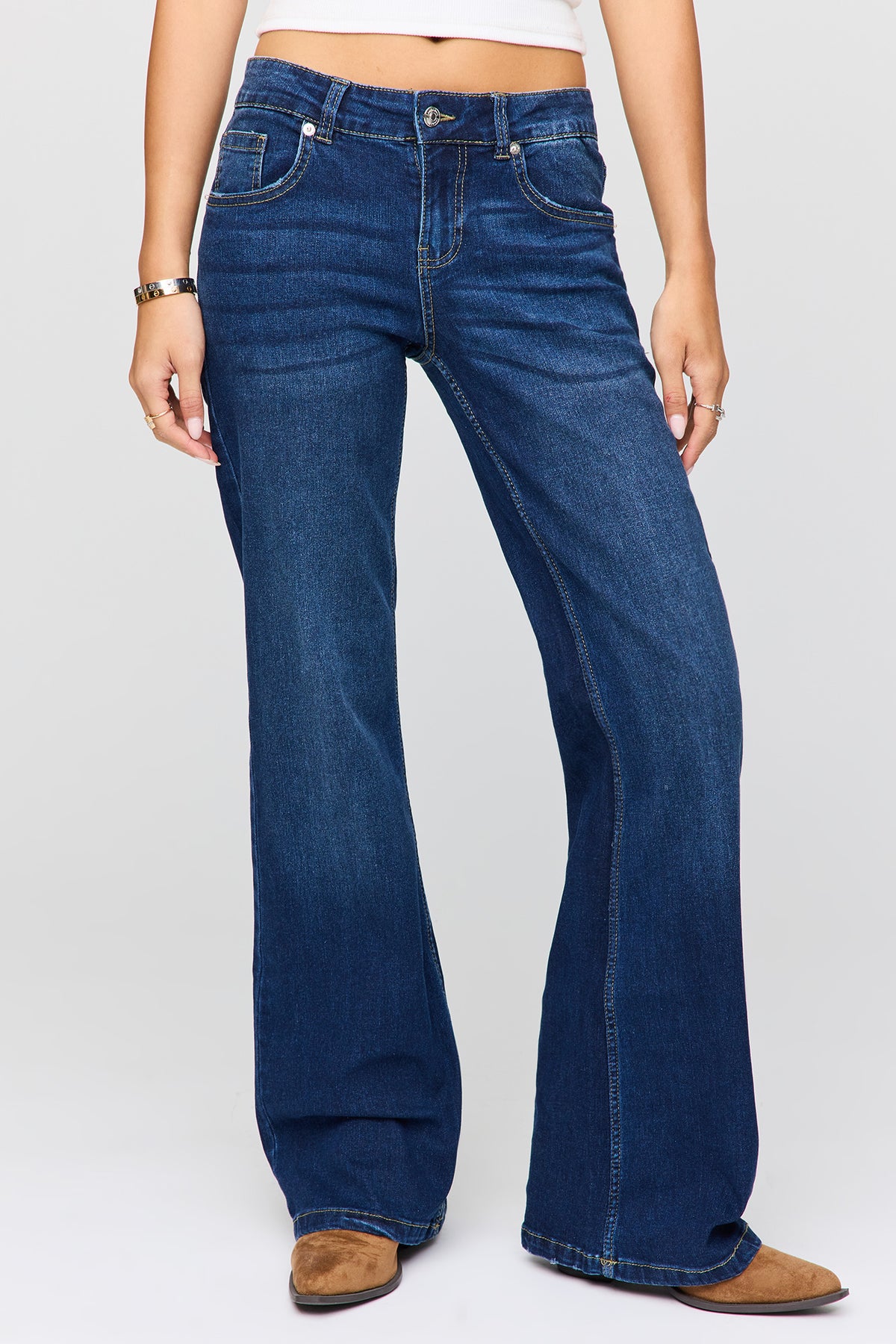 Vue alternative 2. Jean extensible à jambe évasée et taille super basse