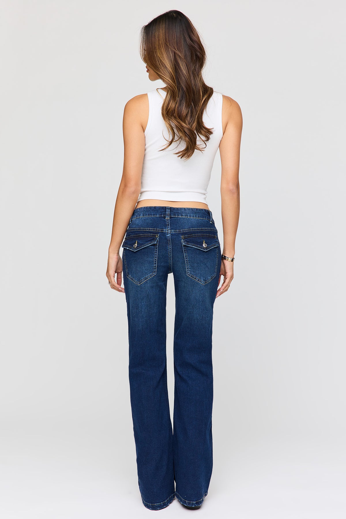 Vue alternative 3. Jean extensible à jambe évasée et taille super basse
