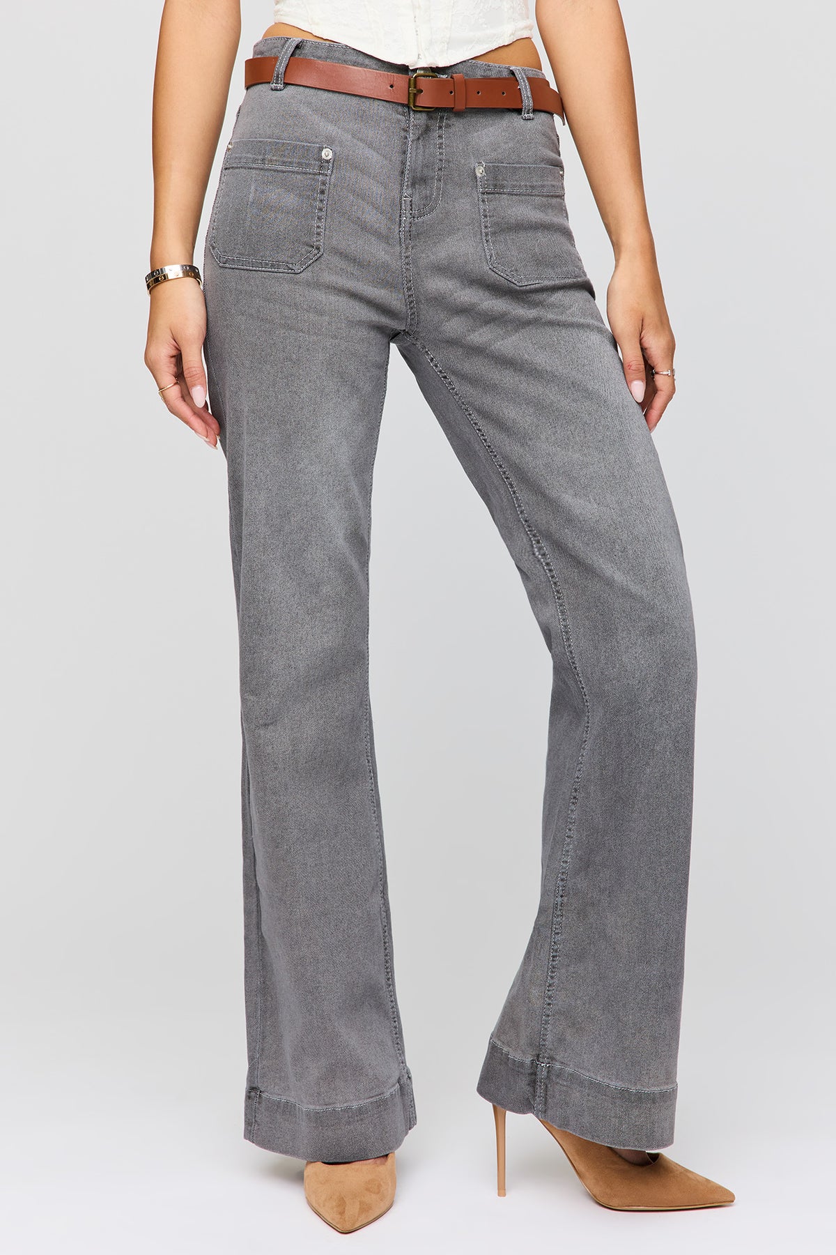 Vue alternative 2. Jean extensible à jambe évasée et taille basse avec ceinture