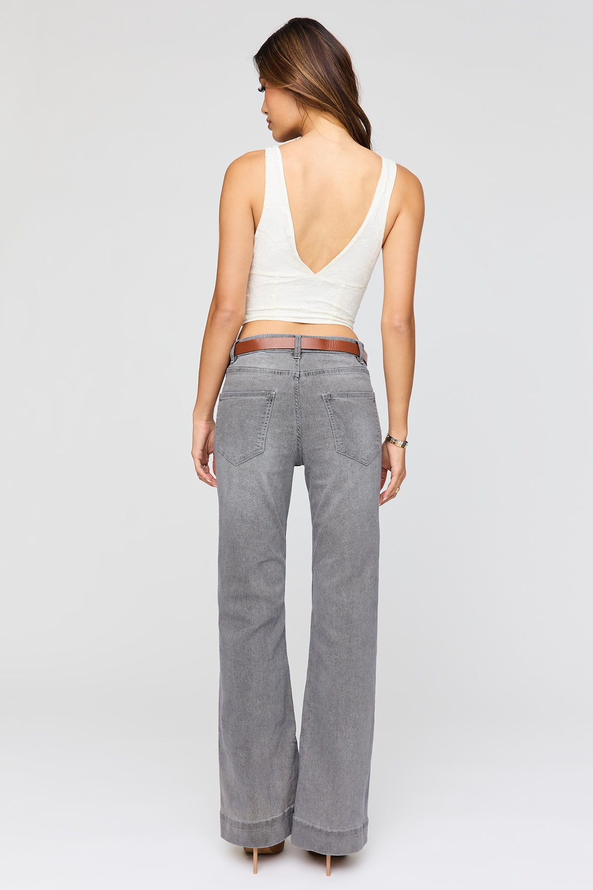 Vue alternative 3. Jean extensible à jambe évasée et taille basse avec ceinture