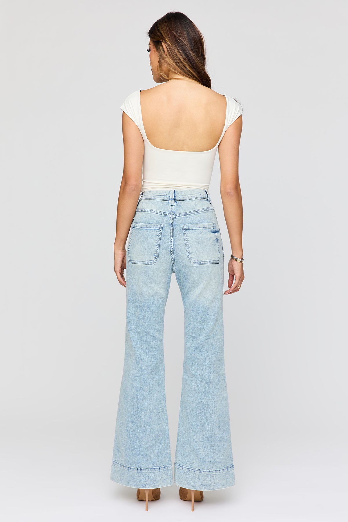 Vue alternative 3. Jean mi-taille à jambe évasée