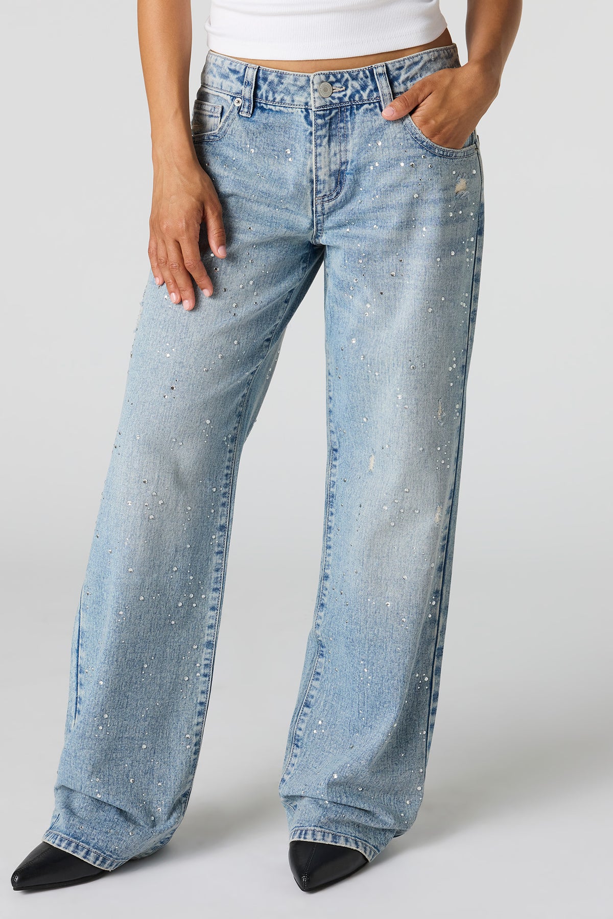 Vue alternative 2. Jean déchiré à jambe large et taille basse avec pierres du Rhin
