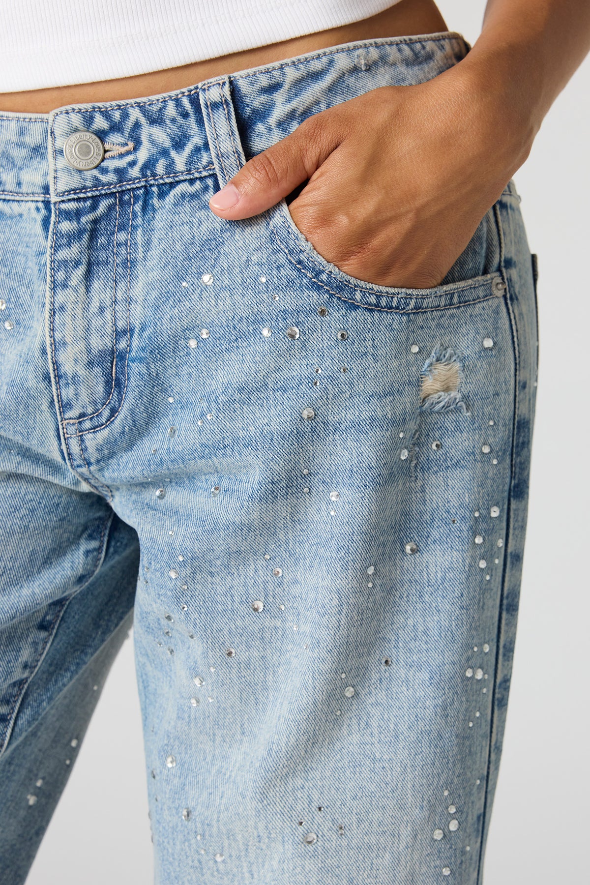 Vue alternative 4. Jean déchiré à jambe large et taille basse avec pierres du Rhin
