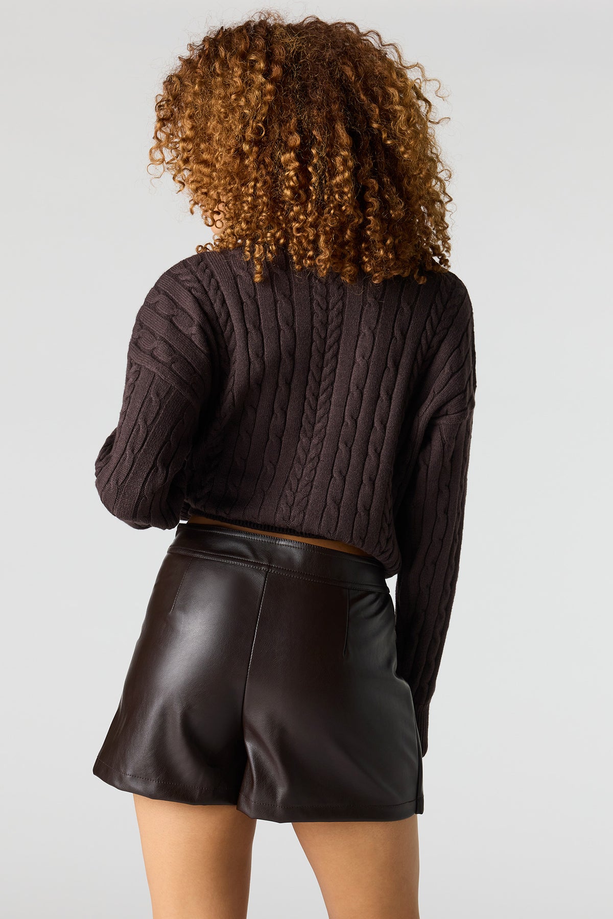 Vue alternative 2. Jupe-short croisée en similicuir